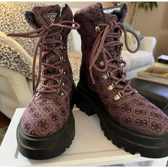 Sz 9.5 Guess Women’s Vaney Logo Pattern Combat Biker Boots Burgundy New - Picture 6 of 12
